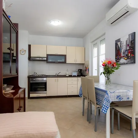 Riva Mare Apartment Sveta Marina